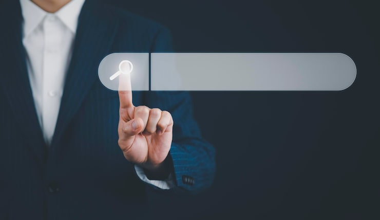 Photo 搜索浏览互联网数据信息与空白搜索人的手正在使用计算机键盘来搜索信息使用搜索控制台与您的网站