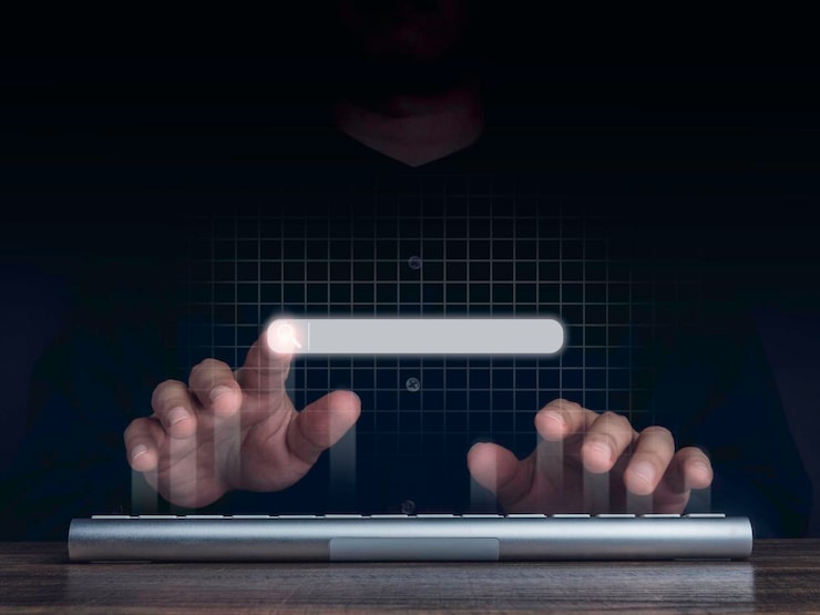 Photo 在網絡背景下使用電腦鍵盤時,用人手指指向搜尋引擎欄位上的搜尋圖標. 空白搜尋標籤. 搜尋覽互聯網數據資訊網絡概念.