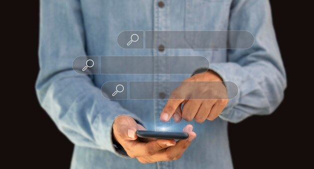 スマートフォンのインターネットネットワークコンセプトで検索バーでインターネットを検索する