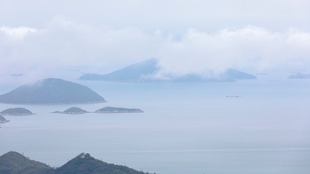 海景と雨季の雲空と山