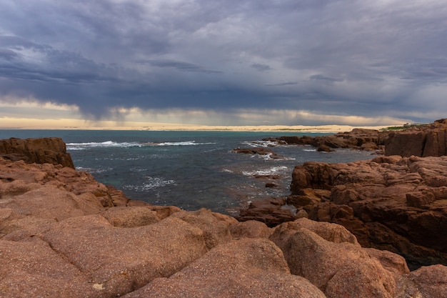 Photo seascape anna bay beach in  morning with sunrise sky and dramatic strom cloud