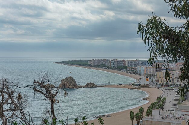 スペインのブラネスのリゾートタウンの海景ビーチと遊歩道