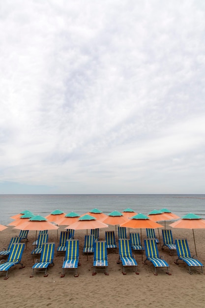 Морской пейзаж на пляже с зонтиками