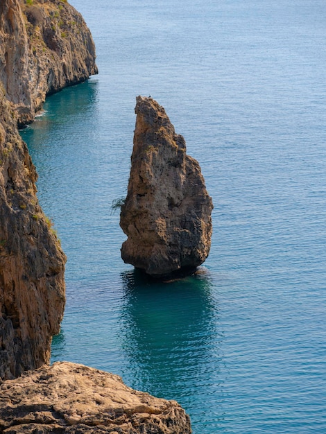 Морской пейзаж и красивые скалы