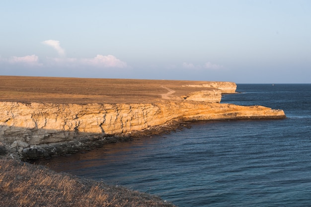 Морской пейзаж, красивые виды на скалистые обрывы к морю, Тарханкут, Крым