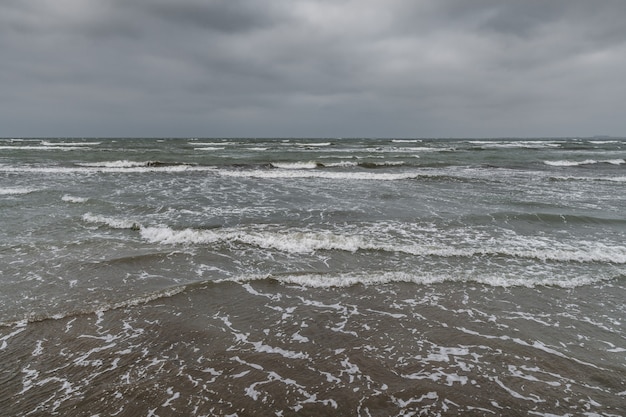 曇った寒さの海景