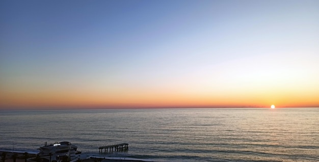 Foto paesaggio marino all'alba sopra il paesaggio naturale marino