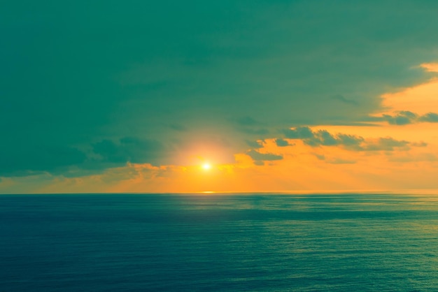 早朝の海景海から昇る朝日