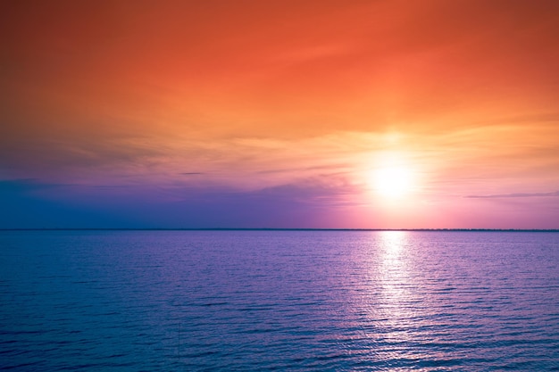 夕方の海景 美しい空と海に沈む夕日