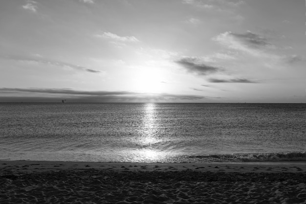 海の上の海の景色黄金の日の出自然の概念美しい夕暮れ早朝の日の出