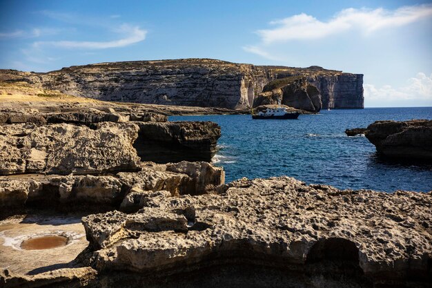 Photo seascape of gozo island, ocean, cliffs, dwejra, gozo, malta