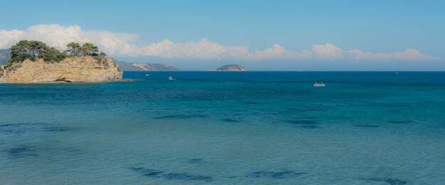 Foto seascape un'isola nel mare e nuvole all'orizzonte