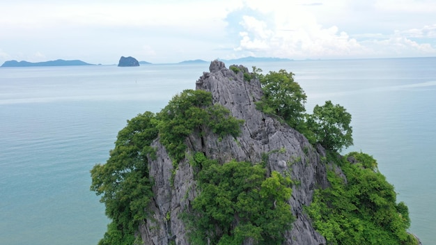 Foto paesaggio marino e isola di montagna alta stagione khao hua bon viewpoint surat thani