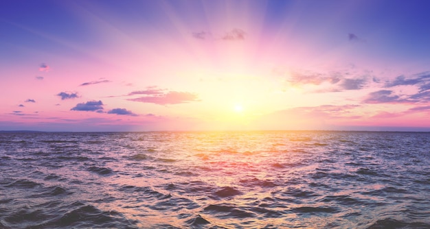 早朝の海景パノラマ 海から昇る朝日 自然の風景