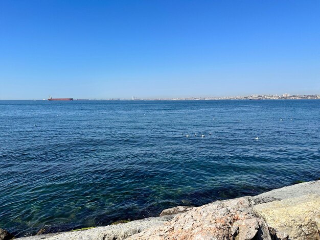 海のパノラマと青空