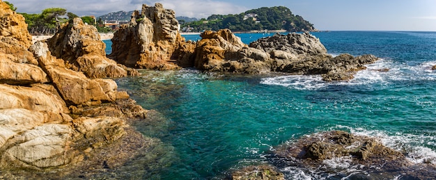 Морской пейзаж курортной зоны побережья Коста Брава недалеко от города Льорет де Мар в Испании