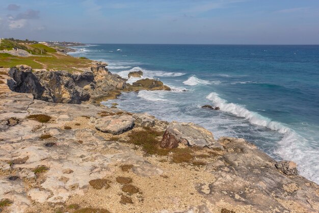 メキシコのムヘレス島の海を見下ろす崖のある岩の多い海岸線の海景