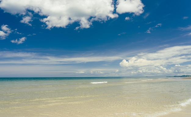 写真 美しい海と白い砂浜の海景風景