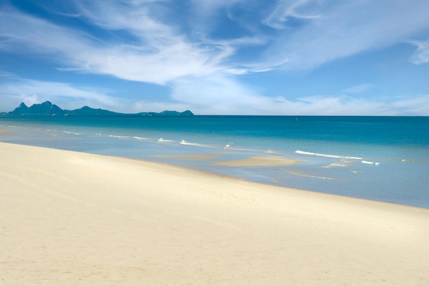 写真 美しい海と白い砂浜の海景風景