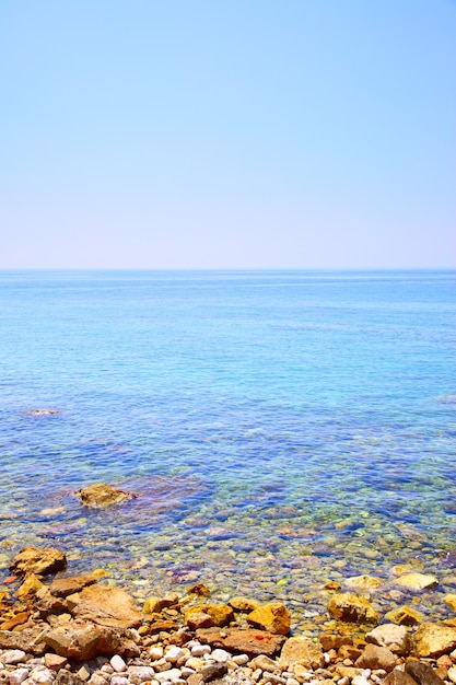 Морской пейзаж - море и галечный пляж в солнечный летний день