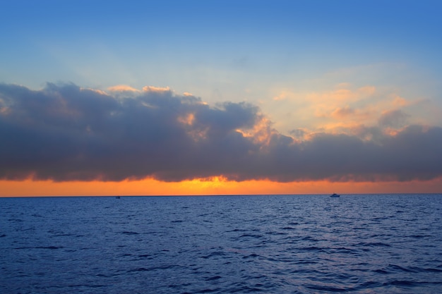 写真 青い海で海の日の出最初の太陽オレンジ