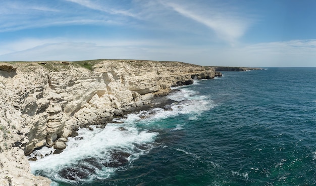 Морской пейзаж и вид на красивый мыс Тарханкут, Крым.