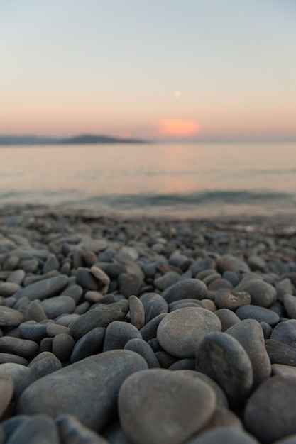 Photo seascape with beautiful pebbles on the shore