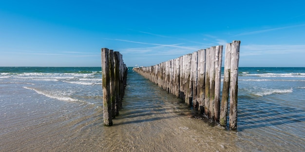 Photo seascape with breakwaters
