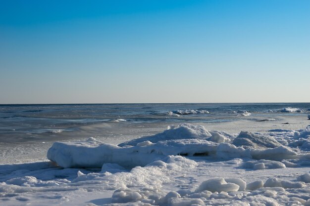 氷と雪に覆われた海岸線の海景色