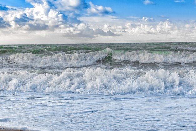 海に少し興奮と波のある海景