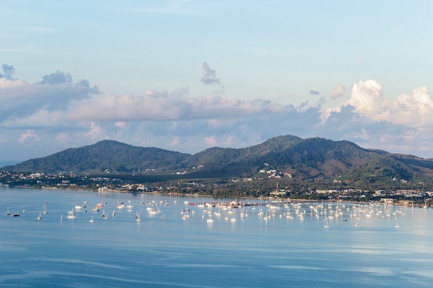 多くのボートを持つ海景