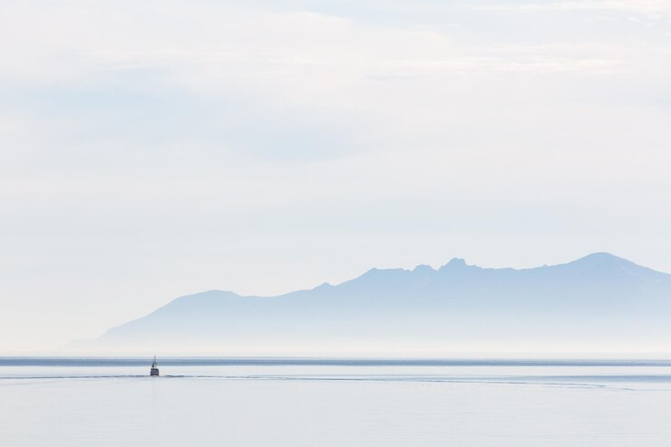 Photo 背景に山脈がある海景色