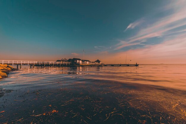 夕暮れ時の桟橋のある海の風景