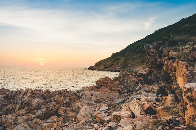 Красивый вид на море с утесом в красивом заходе солнца в Khao Laem Ya, Таиланде.