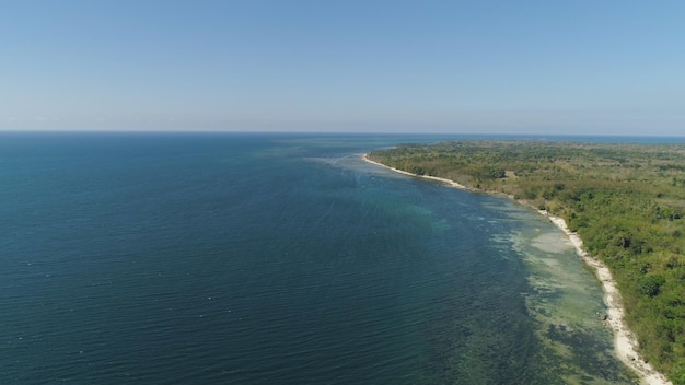 石の多い海岸のある海の風景