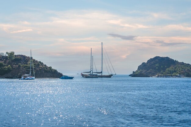 Vista sul mare con yacht. vista sul mare con barche e yacht.