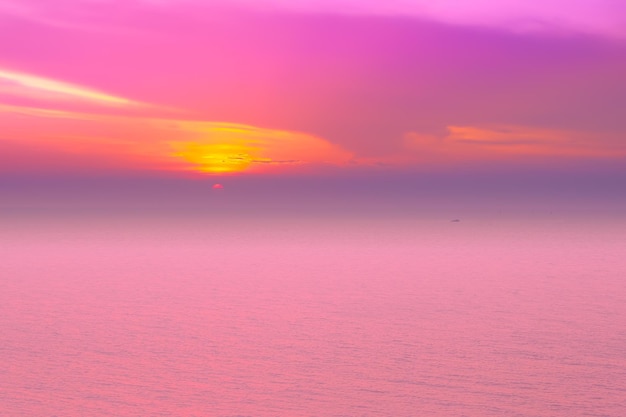 Photo seascapes of beautiful sunset on the sea beach with pink sky on vacation