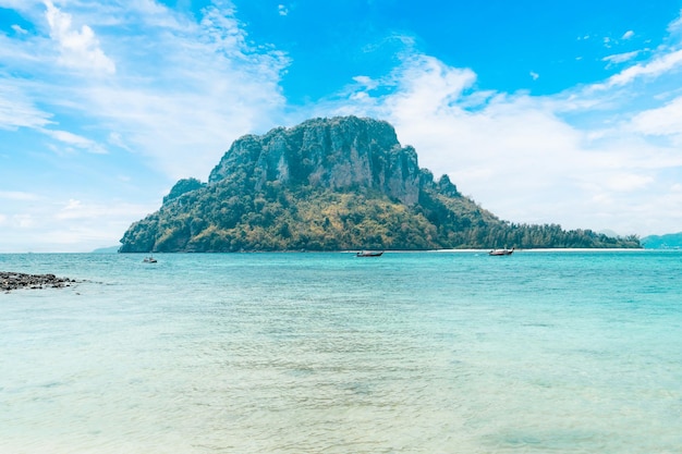 クラビシーと空の海の景色と熱帯の島々