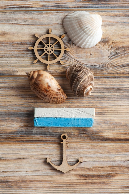 Conchiglie, ancora di legno e gesso blu