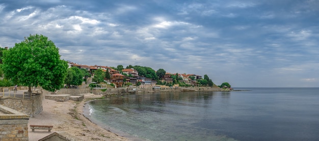 Nessebar, 불가리아의 고 대 도시에있는 해변