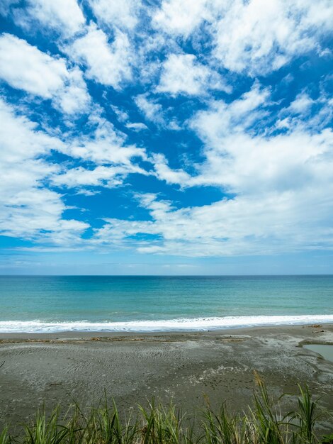 Foto la riva del mare e il cielo blu con le nuvole bianche