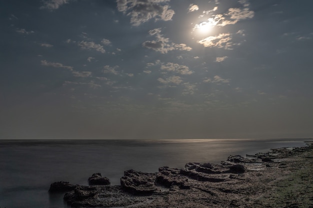 月明かりに照らされた夜の海岸