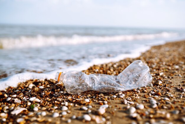 Concetto di inquinamento di mare e acqua. protezione dell'ambiente, concetto ecologico. riciclo dei rifiuti.