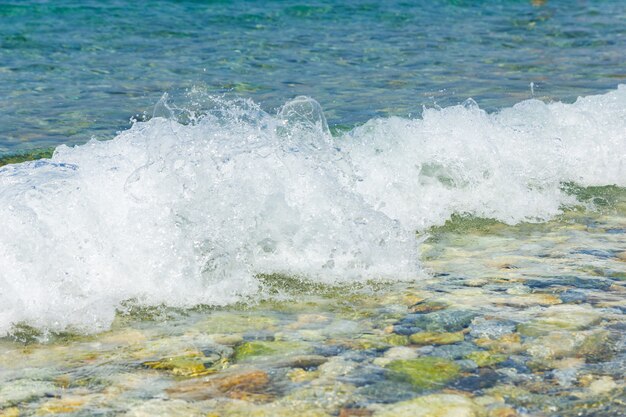 泡のある海の波のある海岸