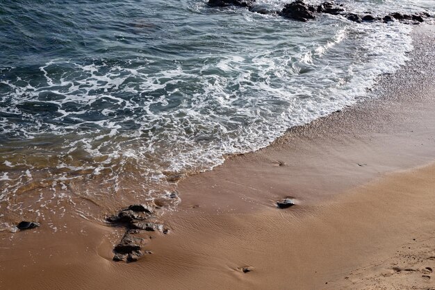 写真 小さな泡の波のあるビーチの海辺 晴れた日