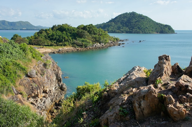 石と大きな岩がある海辺のパラダイス