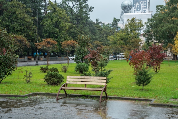 Pista del parco sul mare sotto la pioggia dopo la fine della stagione turistica.