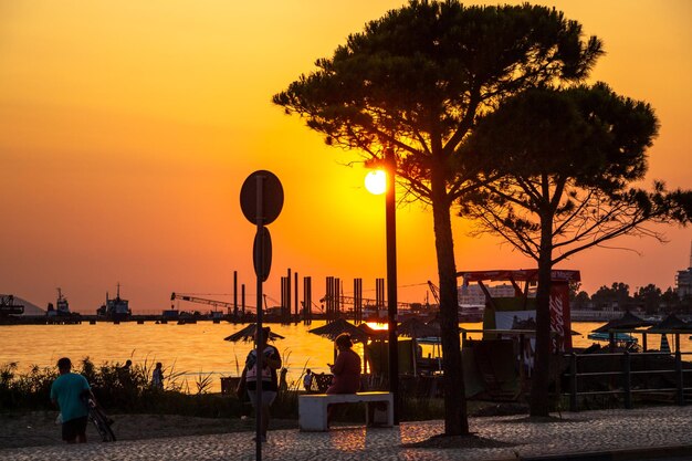 Foto passeggiata sul mare con vista sul mare al tramonto