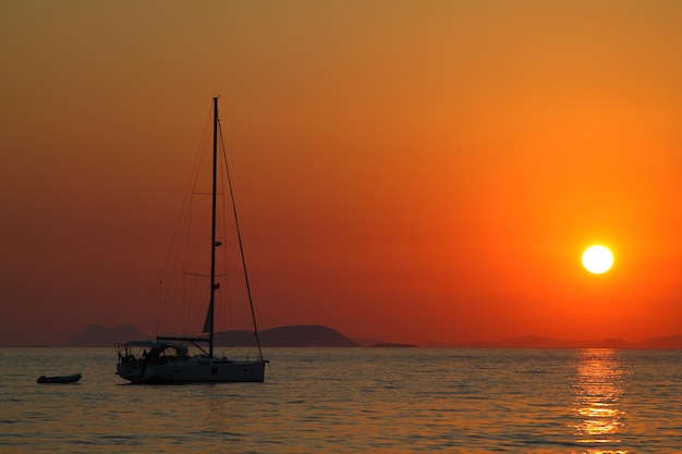 Photo seaside town of turgutreis and spectacular sunsets