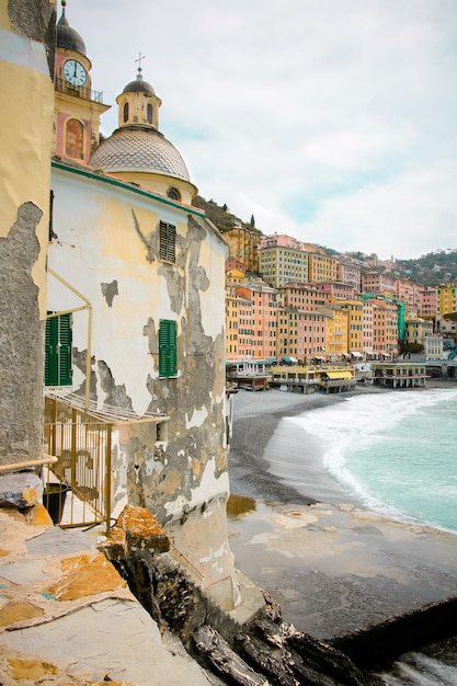 Foto costa del mare con ciottoli a camogli un comune della città metropolitana di genova nella regione della liguria